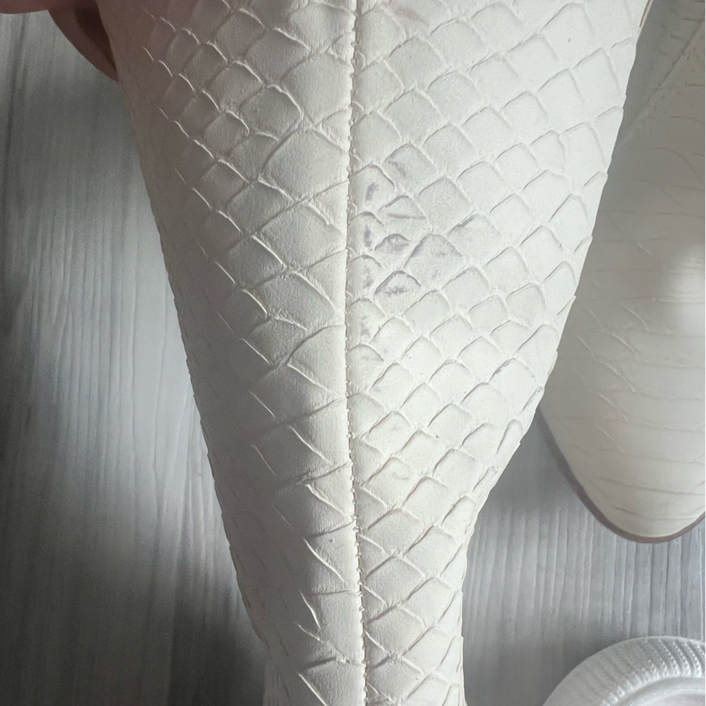 Mia NWOB from Buckle Brand size 7 Ivory western snake skin boots - Picture 7 of 7